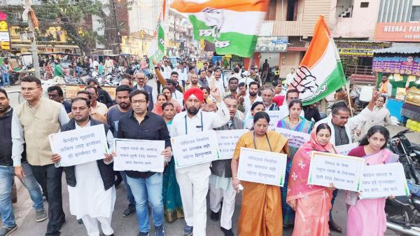 कांग्रेस ने रैली निकालकर  किया प्रदर्शन
