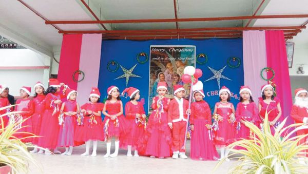 स्कूल परिसर में मना क्रिसमस पर्व