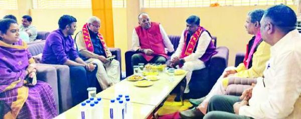 वन मंत्री केदार कश्यप,पूर्व संगठन महामंत्री रामप्रताप सिंह मंदिर दर्शन करने कुरुद पहुंचे