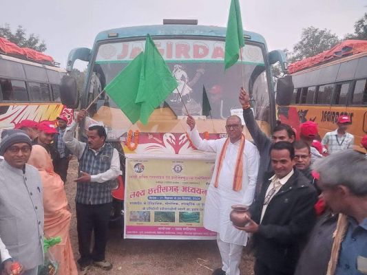 लक्ष्य अध्ययन यात्रा को पूर्व विधायक जंघेल ने झंडी दिखाकर किया रवाना