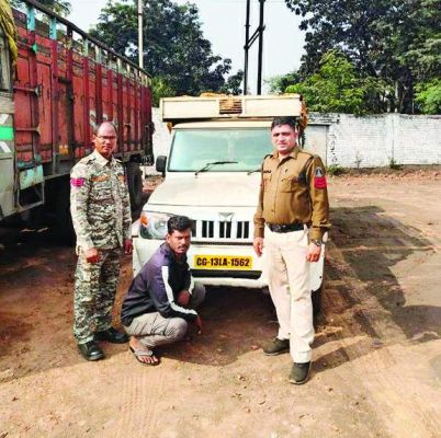 माजदा व पिकअप में लोड अवैध स्क्रैप जब्त