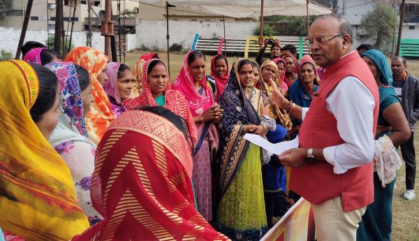 महिलाओं ने बुनकर भवन के लिए विधायक से मांगी मदद