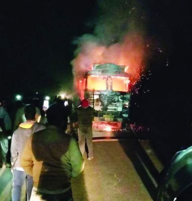 धान से भरे ट्रक में लगी आग