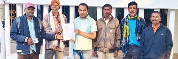 लखनपुर टीआई को हटाने ग्रामीण लामबंद