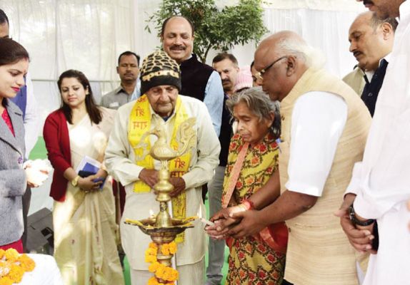  सांसद चिंतामणि ने वरिष्ठ नागरिकों और दिव्यांगों को किया सम्मानित
