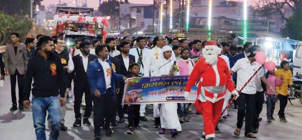 क्रिसमस के पहले निकली बधाई रैली, झांकियों ने मोहा मन