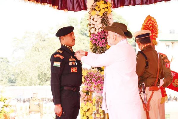 अमित शाह के हाथों रोहित  को वीरता पदक पुरस्कार