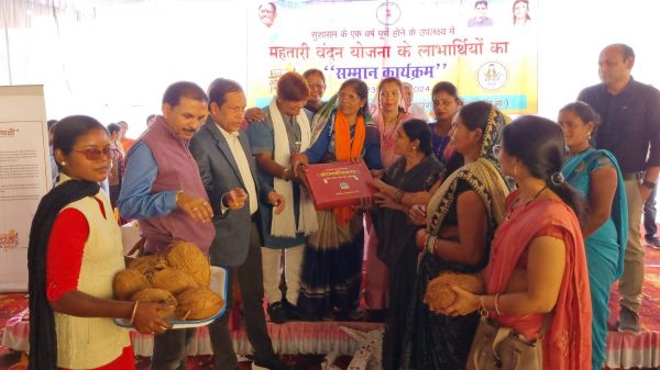 राम मंदिर निर्माण करने वाली महतारी  वंदन लाभार्थियों का सम्मान