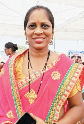 महतारी वंदन योजना से रेणु के सिलाई कार्य में आई तेजी