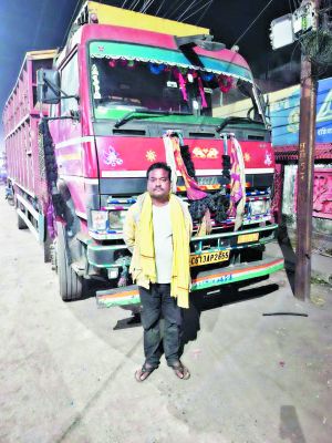 नाकेबंदी कर पकड़ा 32 क्विंटल कबाड़
