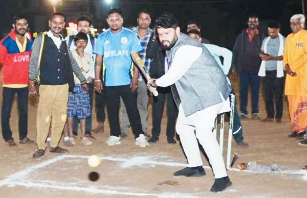 पूर्व विधायक  छाबड़ा ने प्रीमियर लीग का किया शुभारंभ