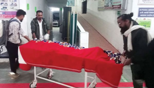 सडक़ हादसे में महिला की मौत, बच्चा गंभीर