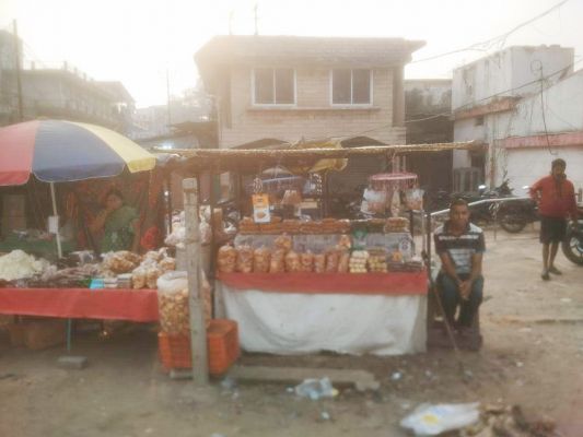 लाखों से बना सुलभ शौचालय अतिक्रमण की भेंट चढ़ा