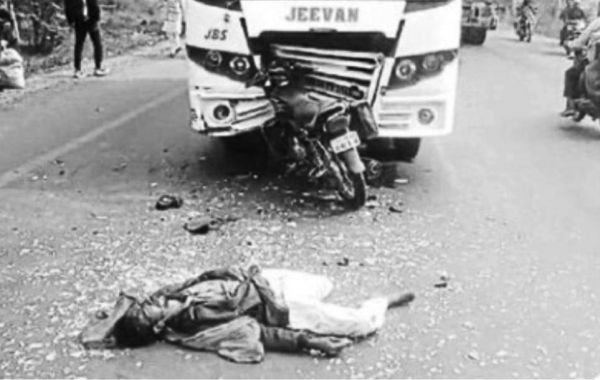 यात्री बस के सामने आया बाइक सवार, मौत 