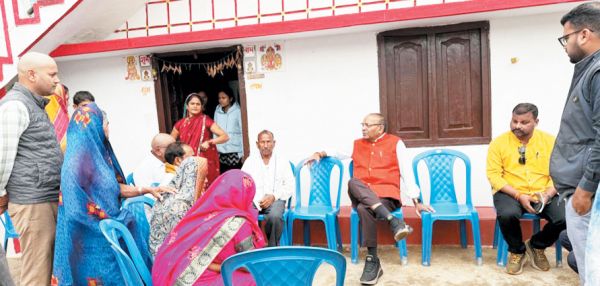  जुड़वा बच्चों की मौत से दुखी परिजनों से मिले विधायक, दी अनुग्रह राशि