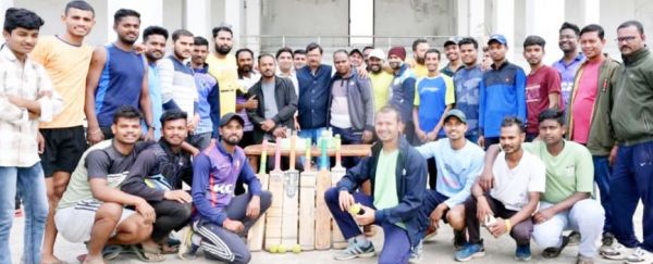 नपं अध्यक्ष तपन ने खेल मैदान में मनाया जन्मदिन, बधाई देने तांता