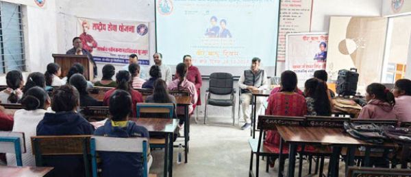 कन्या महाविद्यालय में भाषण स्पर्धा