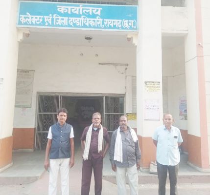 रक्सापाली में निर्माण कार्यों में अनियमितता का आरोप, ज्ञापन
