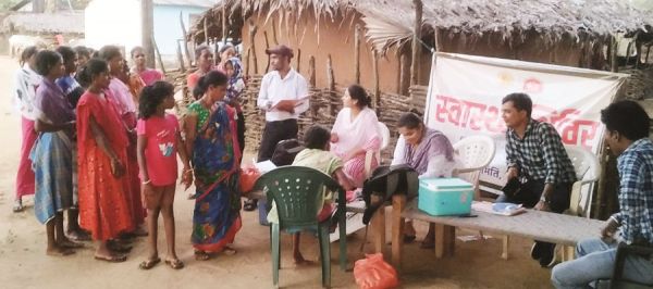 पगडंडी के सहारे 3 नदियों को पार कर पहुंची स्वास्थ्य टीम