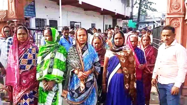 शिक्षक के खिलाफ ग्रामीणों ने फिर खोला मोर्चा  