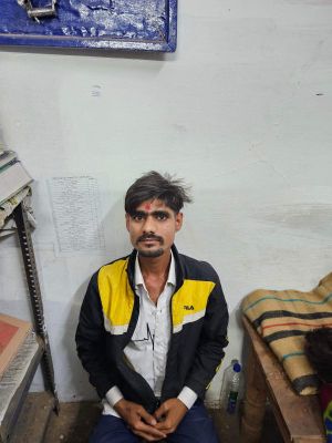 गर्दन में चाकू टिकाने वाला आरोपी गिरफ्तार