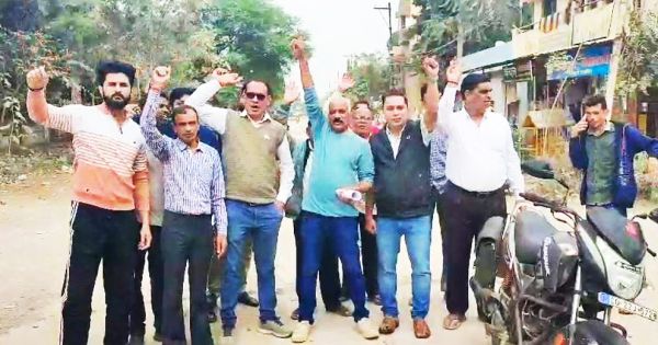 अच्छी सडक़, फिर भी बिछाई जा रही थी डामर, खराब की मरम्मत नहीं 