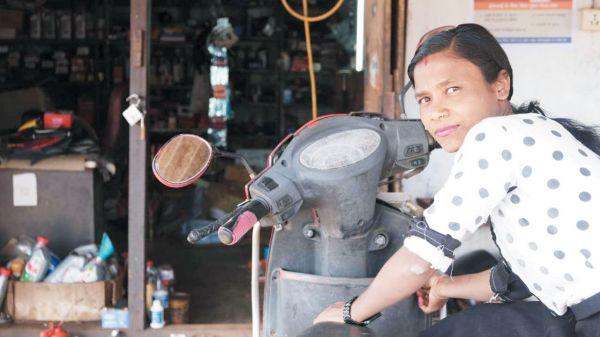 हेमवती की बाइक रिपेयरिंग सेंटर की हो रही तारीफ