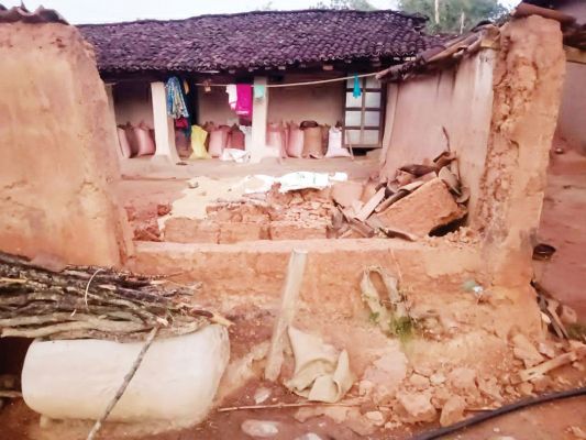 हाथी का उत्पात, आधा दर्जन घर तोड़े, धान खाया, कई गांवों में दहशत