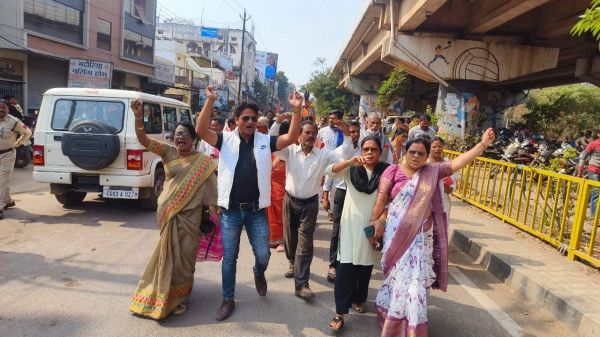 अंबेडकर चौक में नई शराब दुकान, विरोध में बौद्ध समाज का चक्काजाम
