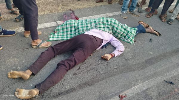बाइक सवार तीन दोस्तों को ट्रक ने रौंदा