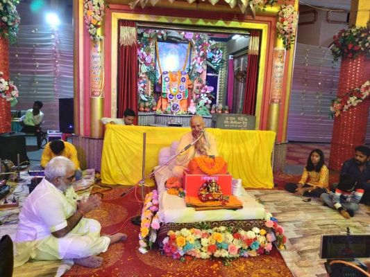 सूपा धान्य एवं कंकर को  अलग-अलग कर देता है