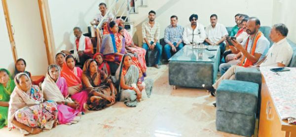 जिलाध्यक्ष प्रकाश बैस ने कार्यकर्ताओं संग सुनी मन की बात