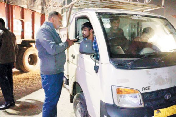 यातायात नियमों की अवहेलना, 93 वाहन चालकों पर जुर्माना