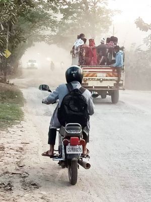 धूल के गुबार से यात्री परेशान