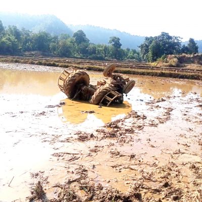 जोताई करते ट्रैक्टर के नीचे दबकर चालक की मौत