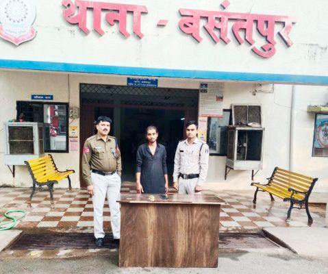 चाकू लेकर डराने-धमकाने वाला युवक पकड़ाया