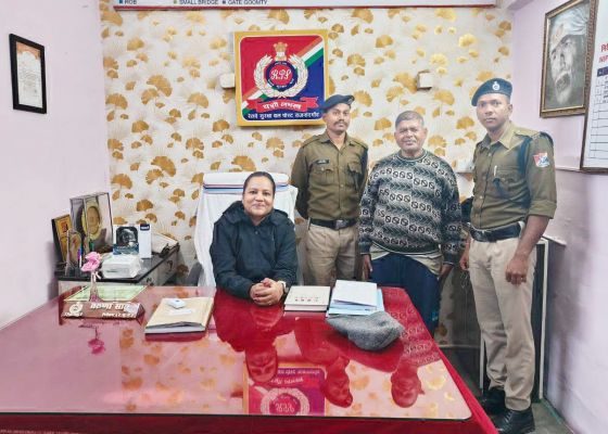 कमजोर बुजुर्ग को रेल्वे पुलिस ने परिजनों को सौंपा