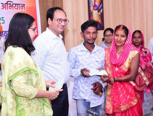4 दिव्यांग दम्पत्तियों को प्रोत्साहन राशि का चेक
