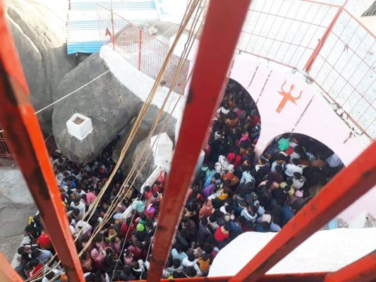 परिवार संग मंदिरों में चला पूजा-अर्चना का दौर