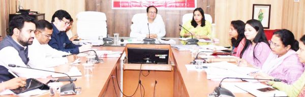 कलेक्टर ने निक्षय-निरामय छत्तीसगढ़ अभियान के संबंध में ली जानकारी