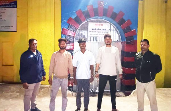 विवाद कर रहे तीन युवक गिरफ्तार