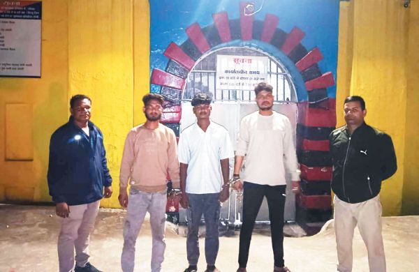 विवाद कर रहे तीन युवक बंदी