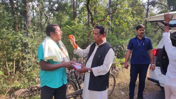नए साल में बिंद्रानवागढ़ विधायक ने राह चलते लोगों को खिलाई मिठाई