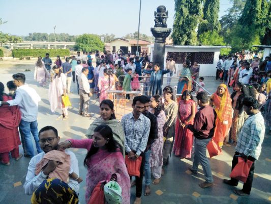 दंतेश्वरी दरबार में भक्तों का तांता