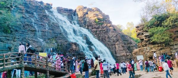 पर्यटकों से गुलजार रहा तीरथगढ़ जलप्रपात