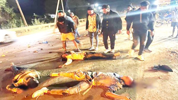 तेज रफ्तार हाइवा ने बाइक सवारों को रौंदा, 3 दोस्तों की मौत