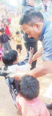 नए वर्ष में ठिठुरते वन बाशिंदों को बांटे गर्म कपड़े