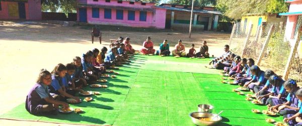 नए साल पर 136 छात्र-छात्राओं को न्योता भोज