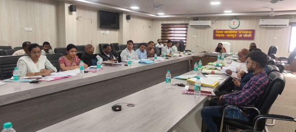 मनरेगा कार्यों की समीक्षा बैठक