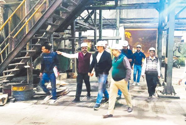 कलेक्टर ने किया शक्कर कारखाने का निरीक्षण